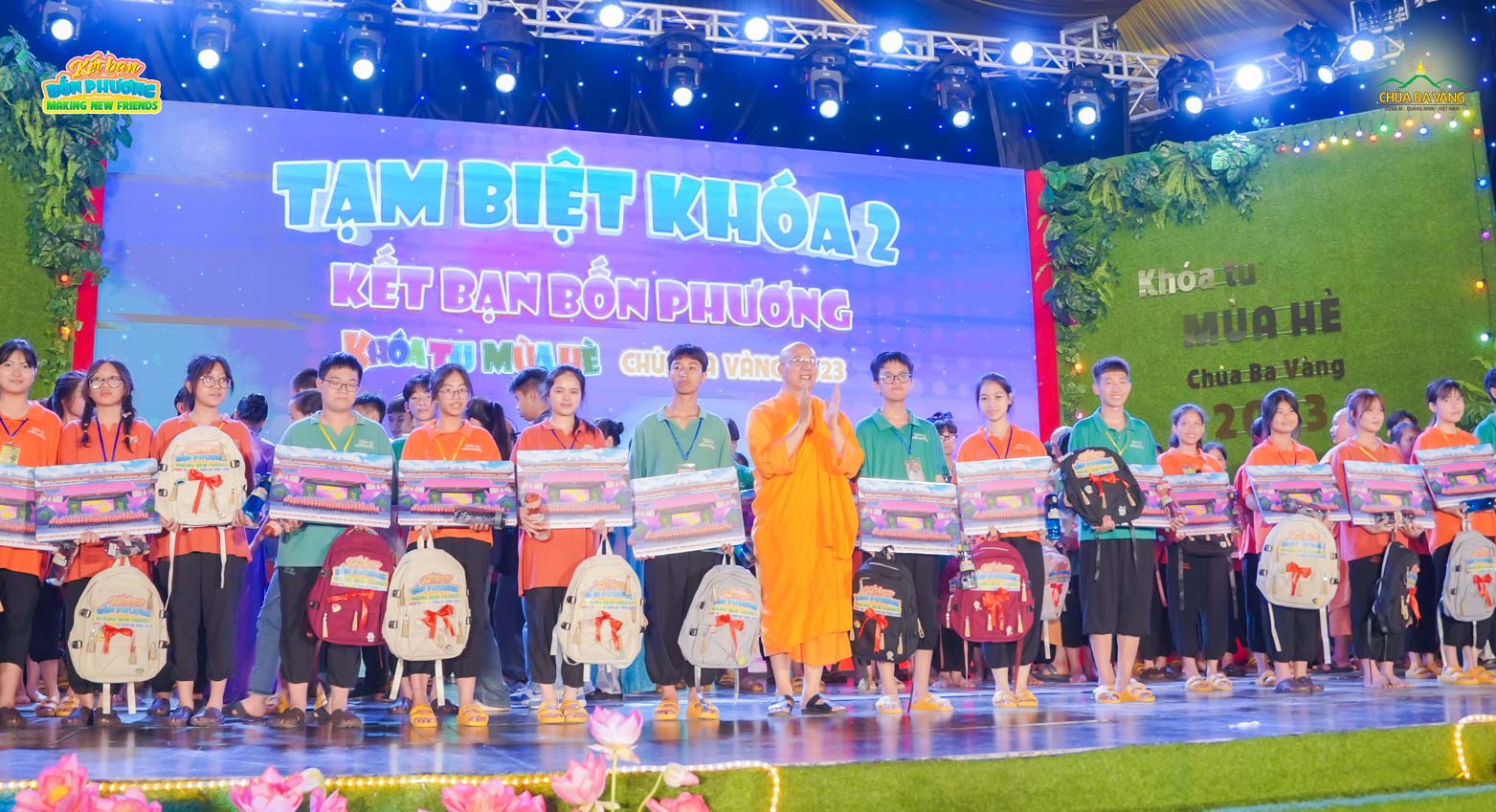 Sư Phụ Thích Trúc Thái Minh trao quà đến các bạn khóa sinh đạt thành tích xuất sắc trong học tập