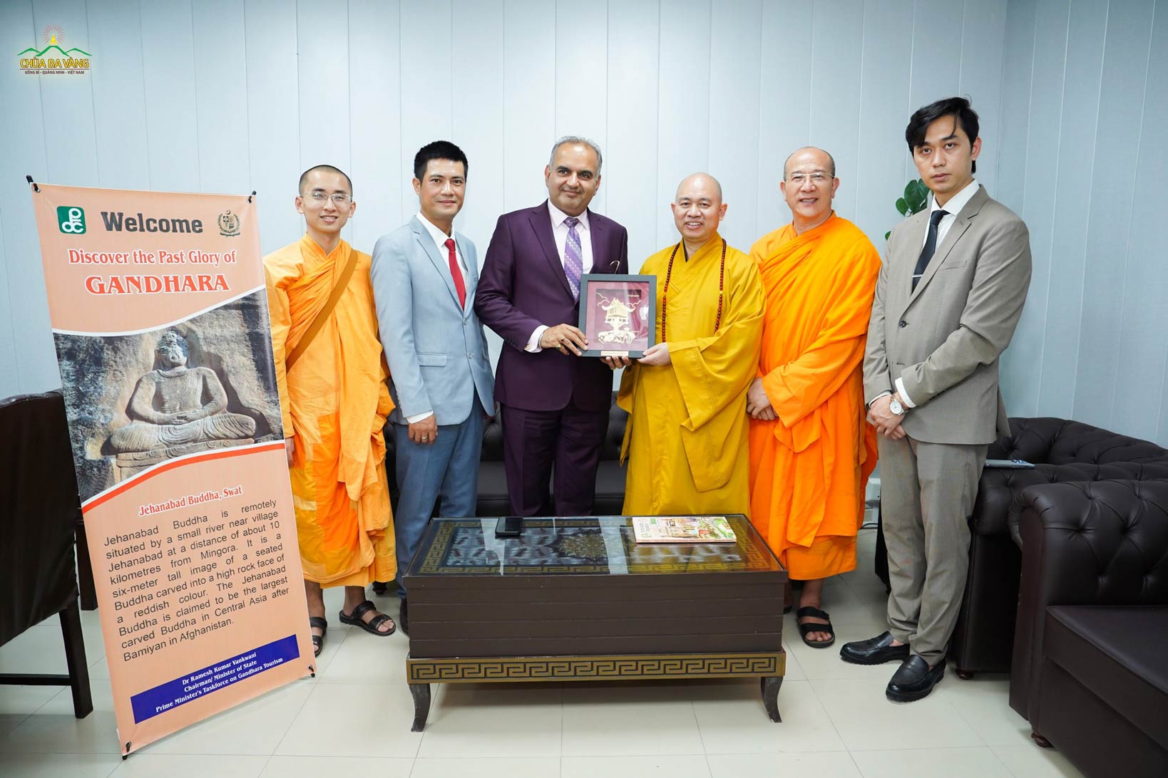 Quốc vụ khanh Ramesh Kumar Vankwani trao tặng đoàn Giáo hội Phật giáo Việt Nam món quà lưu niệm
