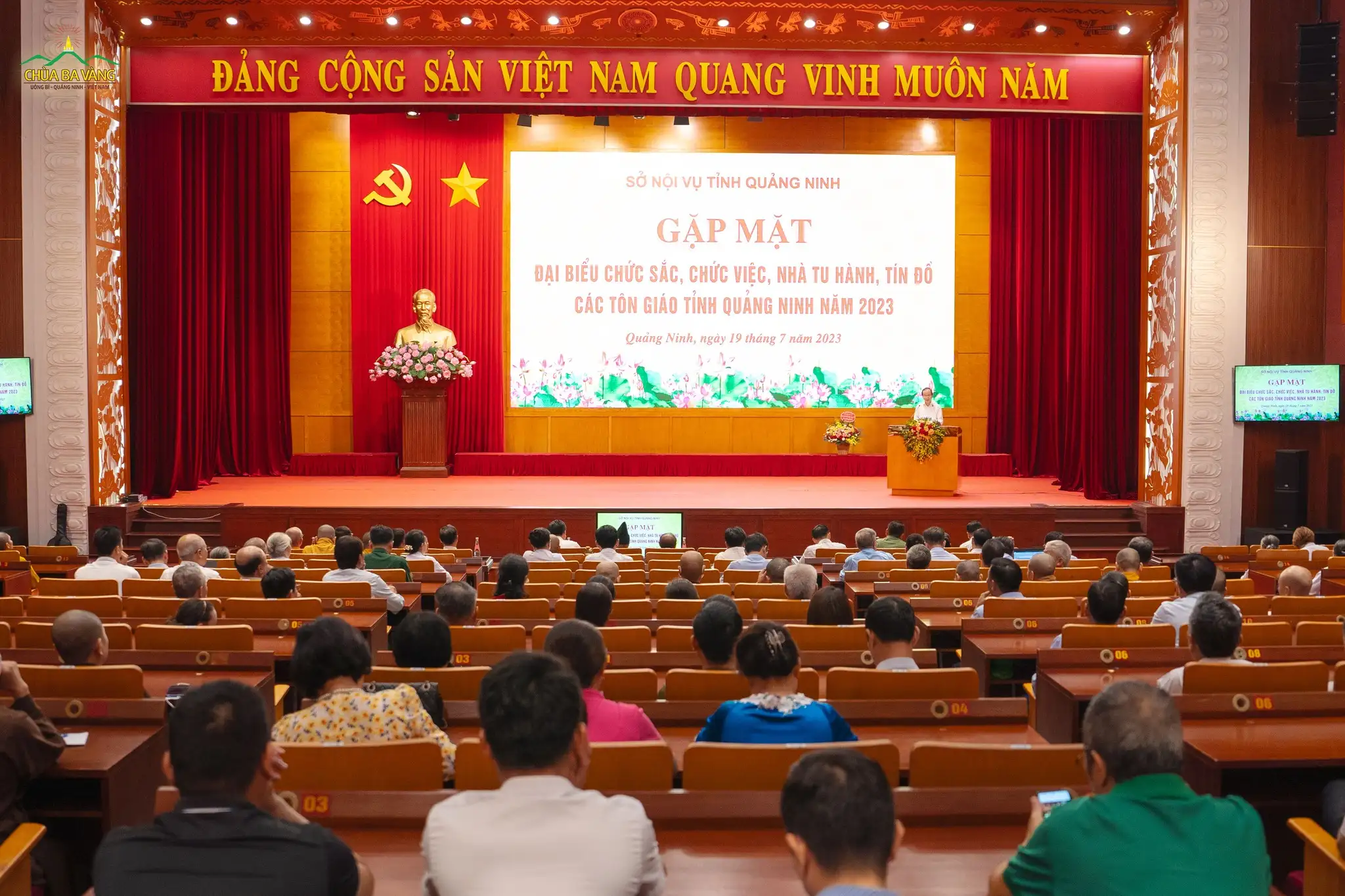 Toàn cảnh hội nghị “Gặp mặt Đại biểu chức sắc, chức việc, nhà tu hành, tín đồ các tôn giáo tỉnh Quảng Ninh năm 2023”