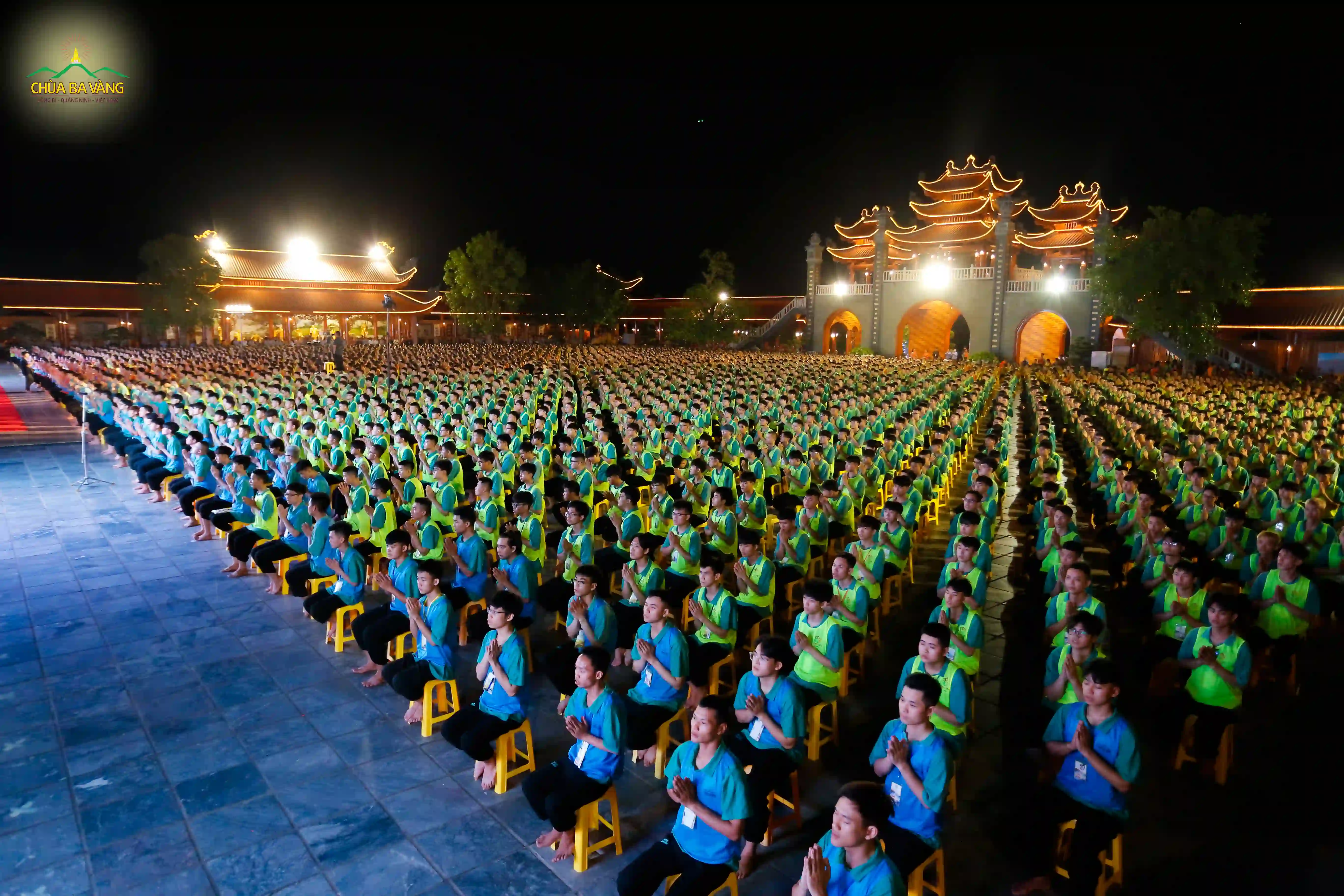 Gần 3.500 khóa sinh cùng tình nguyện viên lắng nghe Sư Phụ Thích Trúc Thái Minh chia sẻ