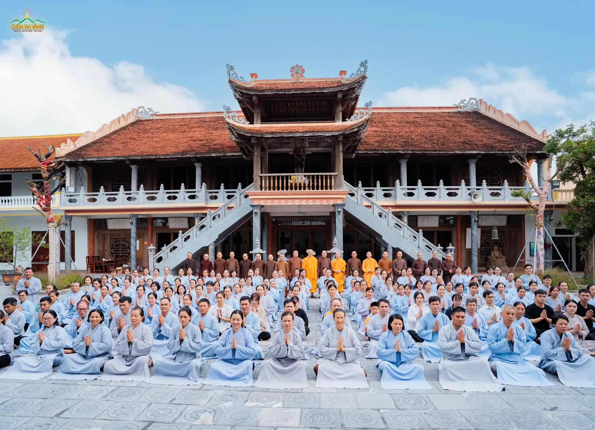 Chư Tôn đức Tăng và các Phật tử chụp ảnh lưu niệm tại chùa Tiên Hương