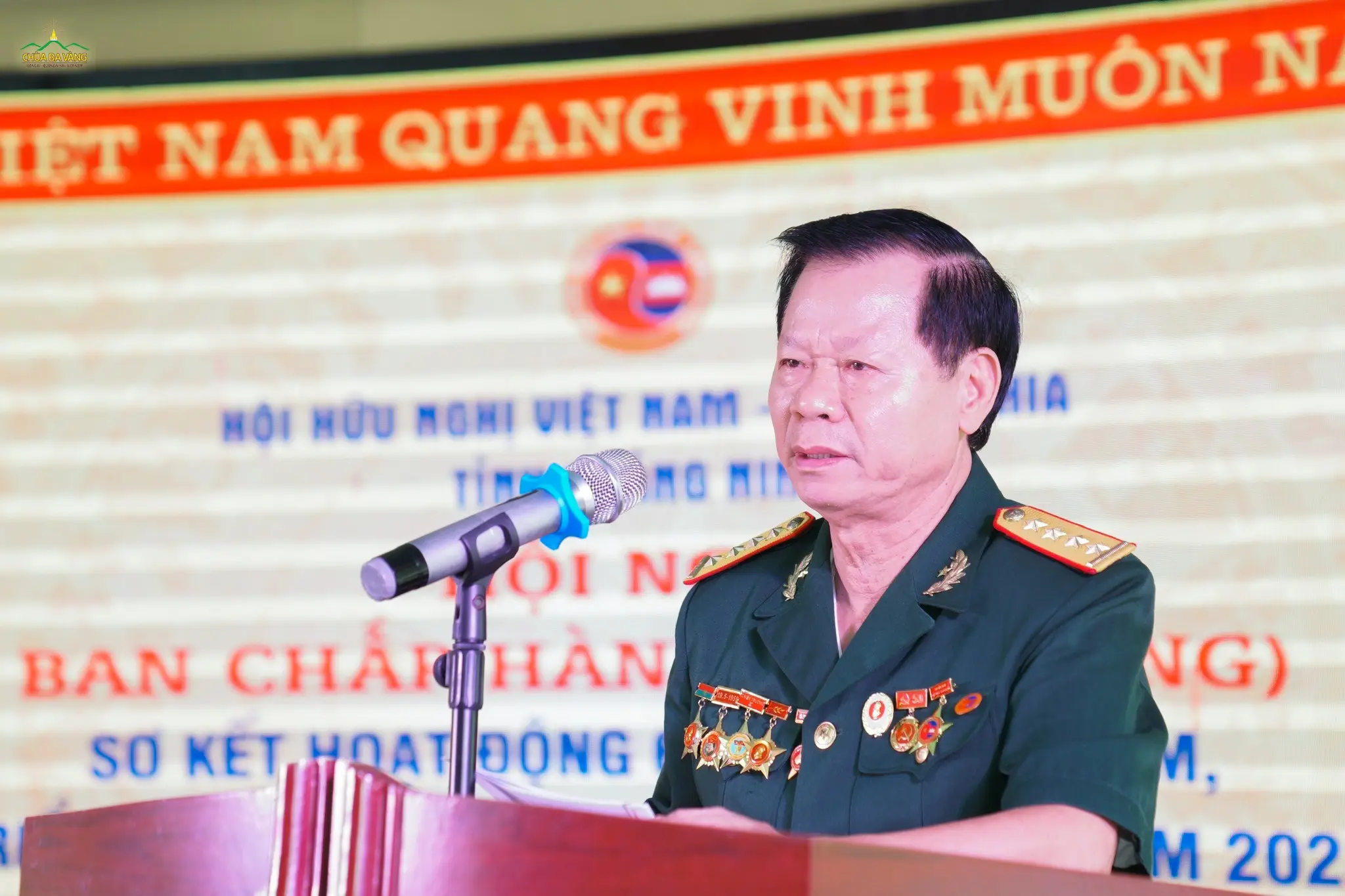 Ông Đỗ Quốc Viên - Chủ tịch Hội hữu nghị Việt Nam- Campuchia tỉnh Quảng Ninh báo cáo kết quả công tác của Hội