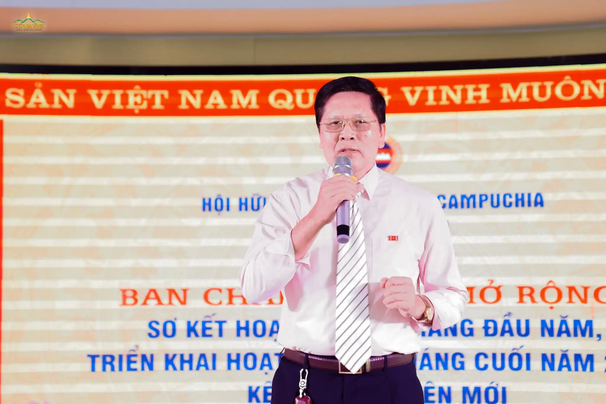 Ông Phạm Hồng Cẩm - Nguyên Phó trưởng ban Tuyên giáo Tỉnh ủy Quảng Ninh hát văn nghệ mừng Hội nghị