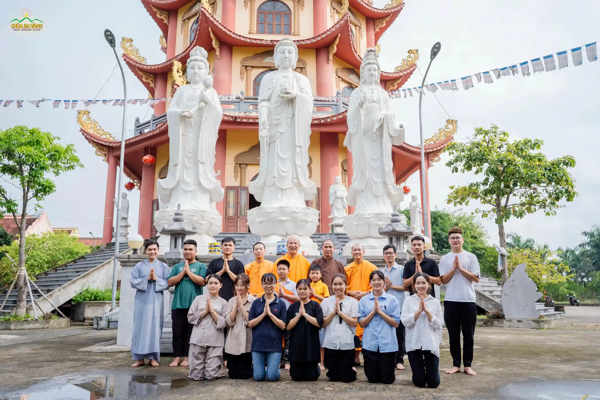 Thượng toạ Thích Thanh Huy, Thầy Thích Trúc Thái Minh chụp ảnh lưu niệm cùng các bạn trẻ trong CLB Tuổi trẻ chùa Ba Vàng