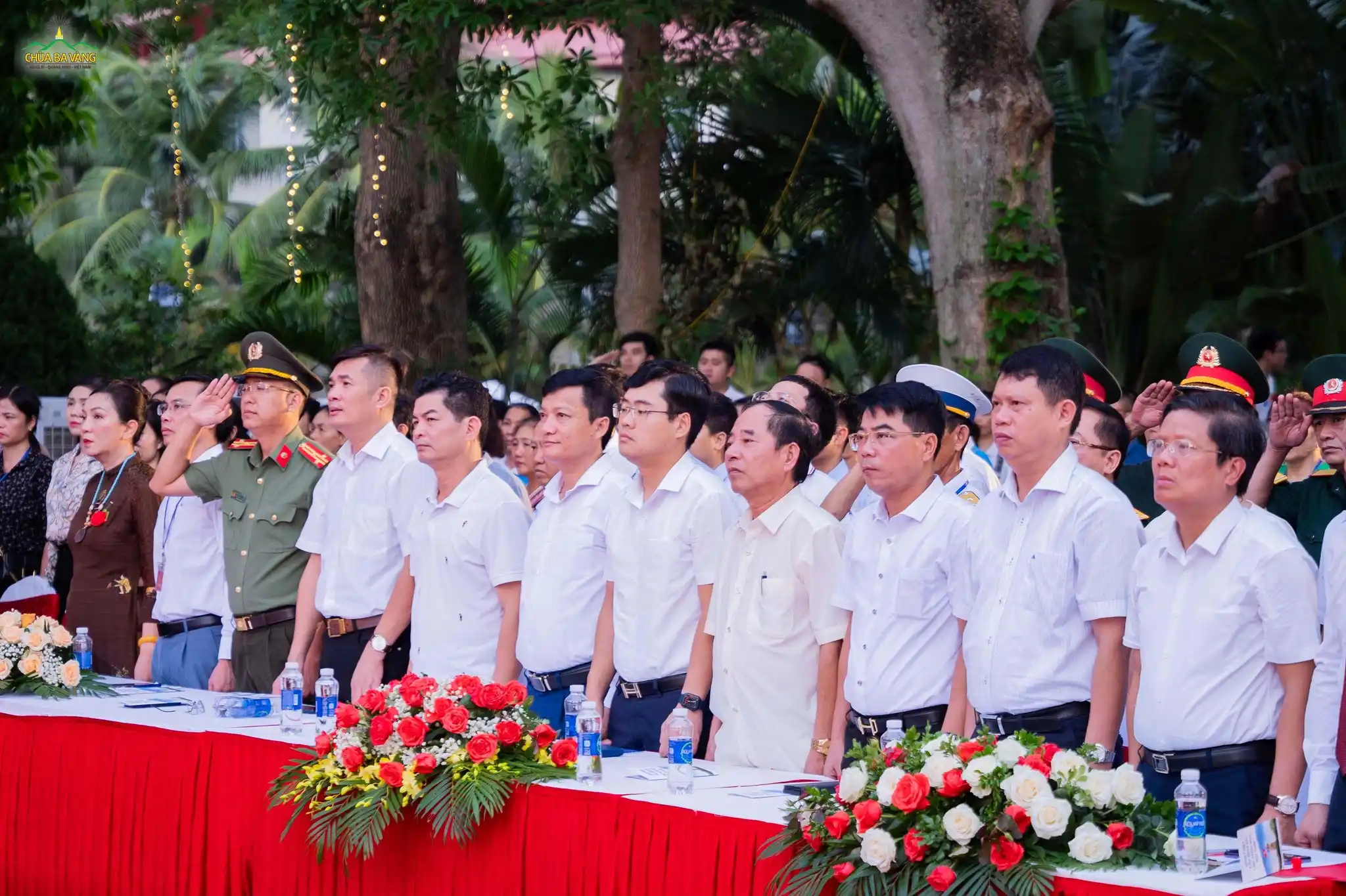 Lãnh đạo Quận ủy, UBND quận Đồ Sơn cùng quý vị đại biểu thực hiện nghi lễ chào cờ