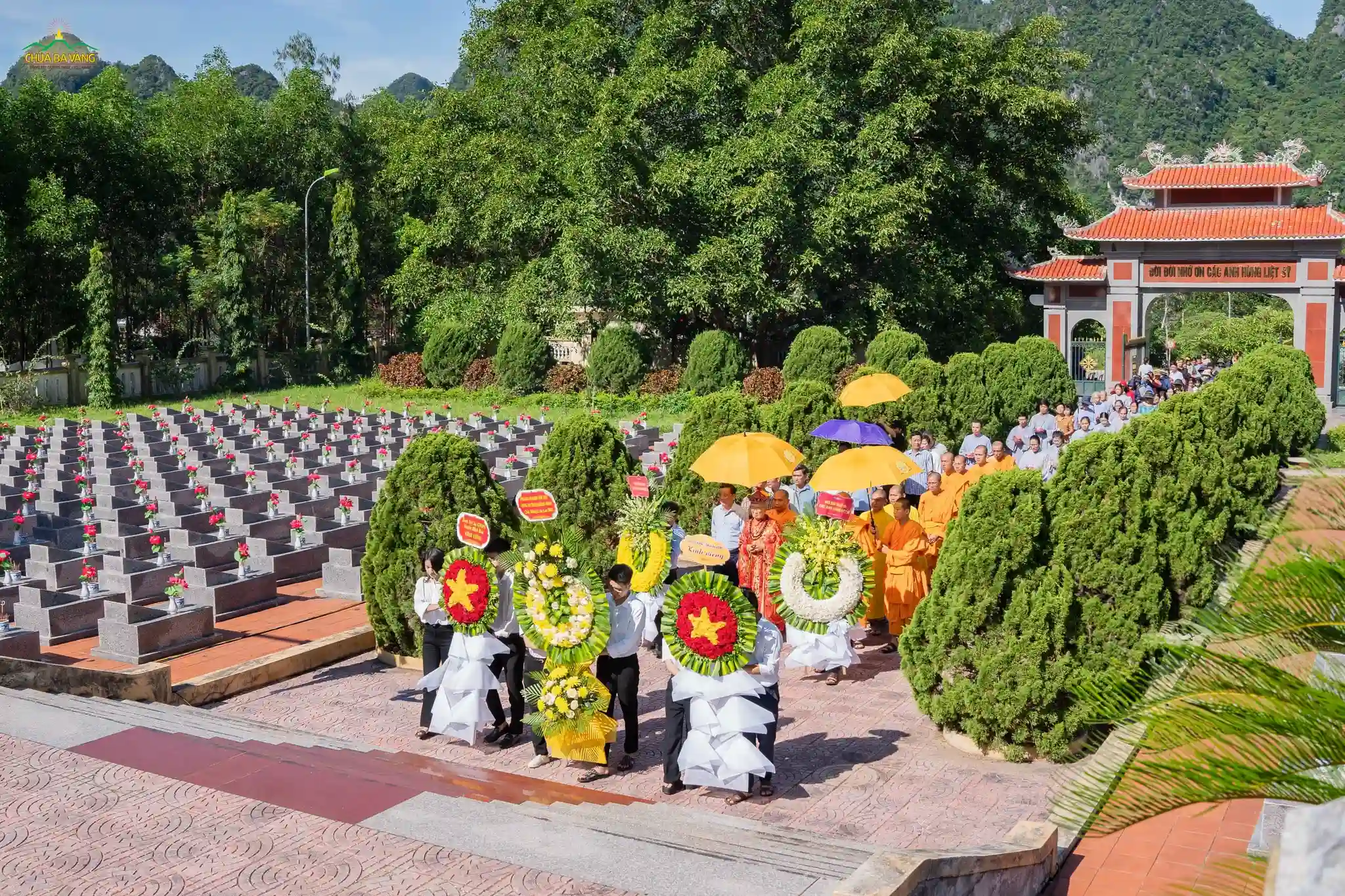 Chư Tôn đức Tăng cùng quý đại biểu, Phật tử dâng hoa tiến vào tượng đài nghĩa trang liệt sĩ huyện Minh Hóa, Quảng Bình