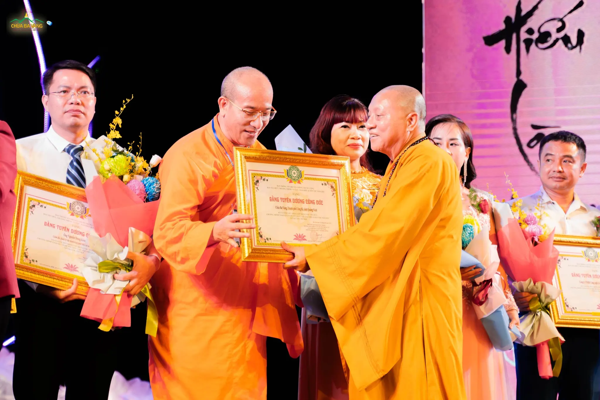 Hòa thượng Thích Gia Quang trao bằng tuyên dương công đức chùa Ba Vàng đã đóng góp trong việc tổ chức chương trình được thành công tốt đẹp