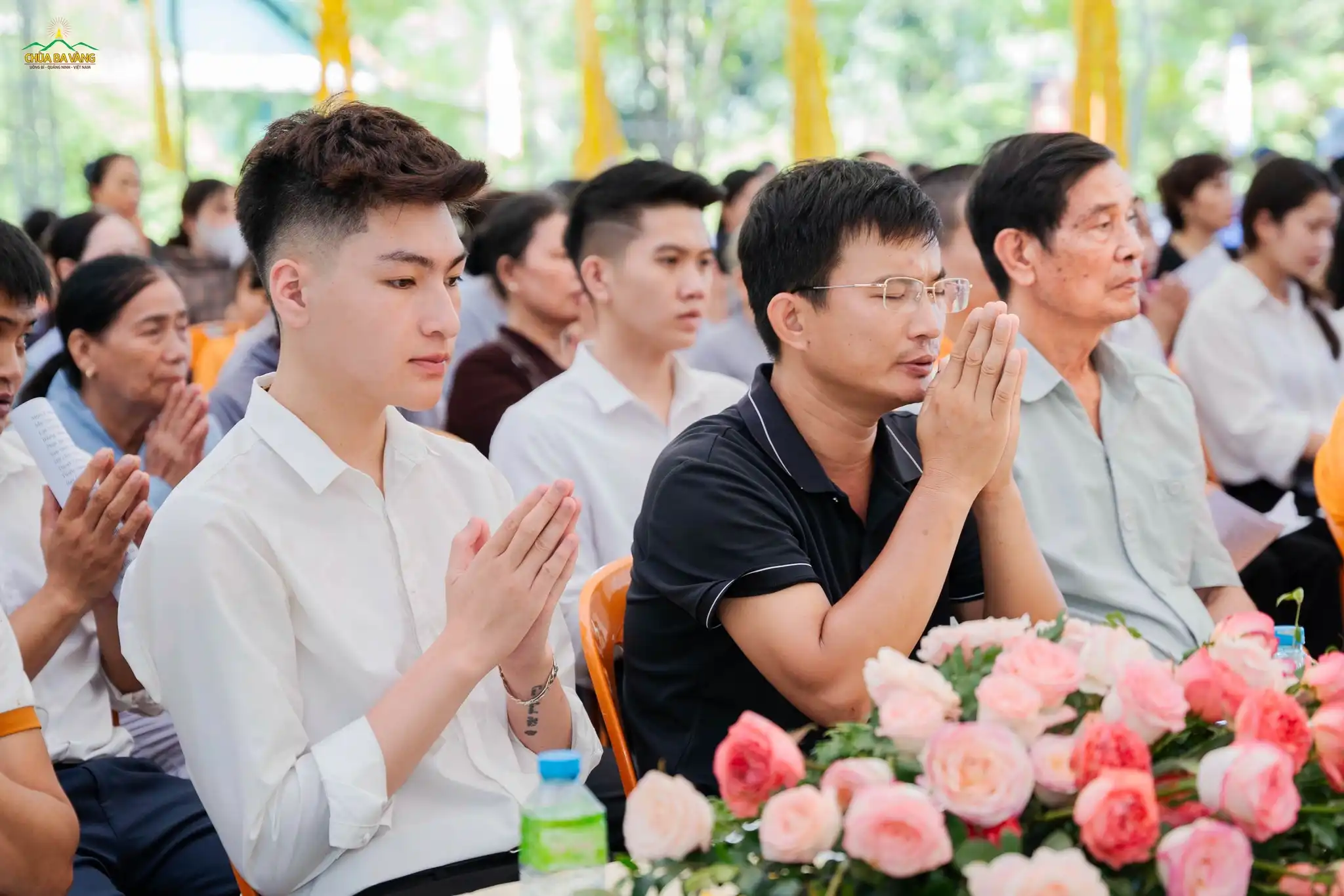 Người dân huyện Minh Hóa tham gia buổi lễ với tâm hiếu kính đối tiên tổ và tâm tri ân các anh hùng liệt sĩ