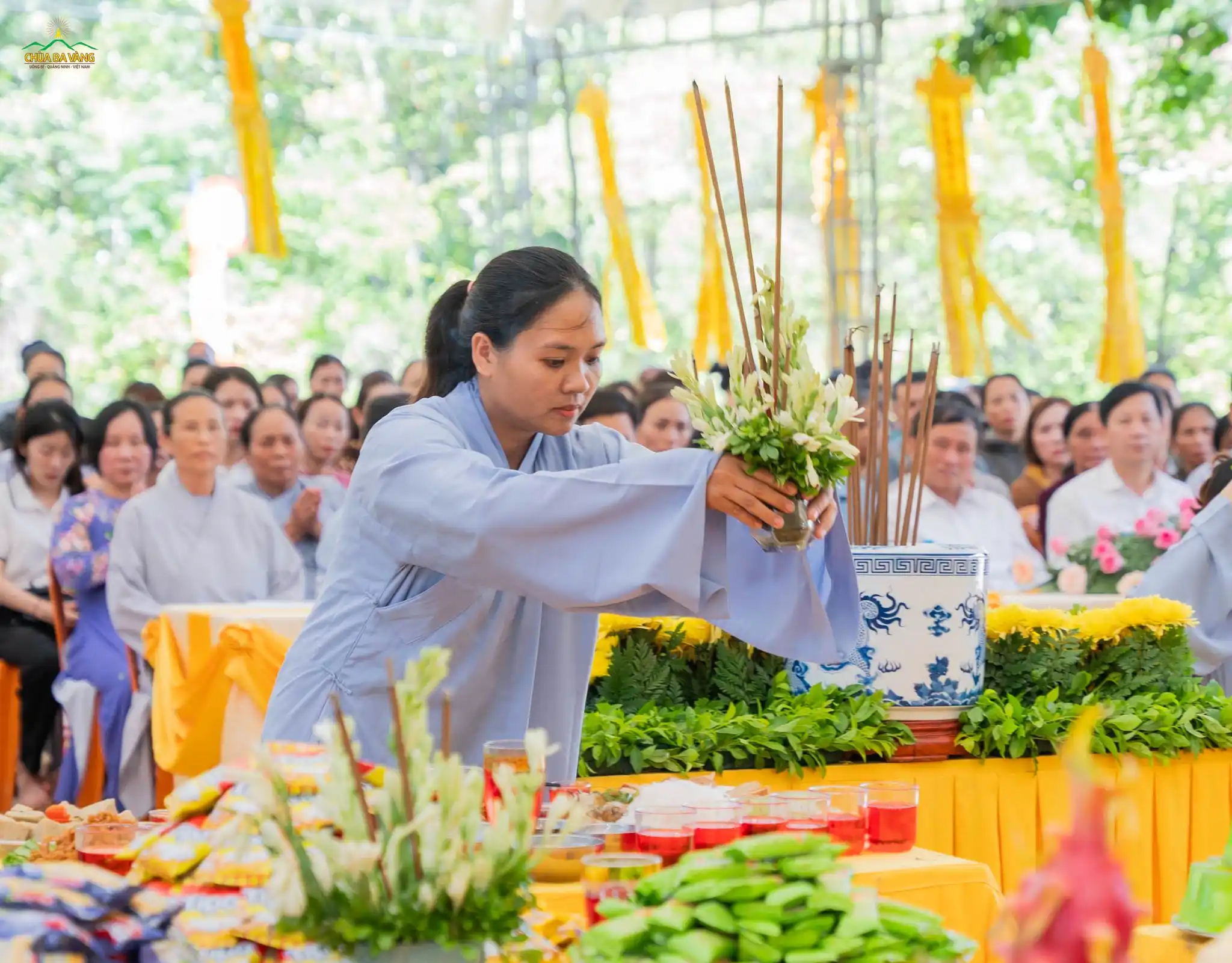 Phật tử thực hiện nghi thức dâng hương hoa