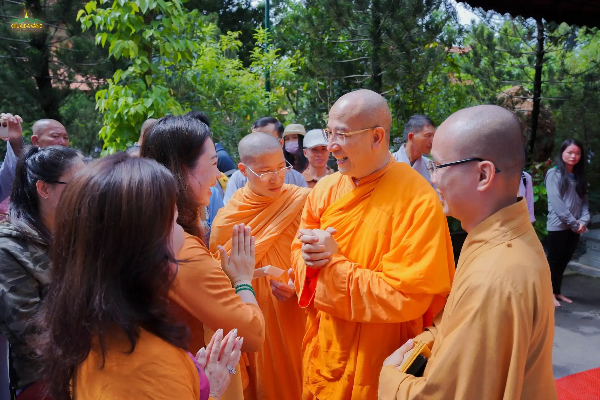 Vui mừng được gặp Sư Phụ, các Phật tử đến chào và vấn an sức khỏe Sư Phụ