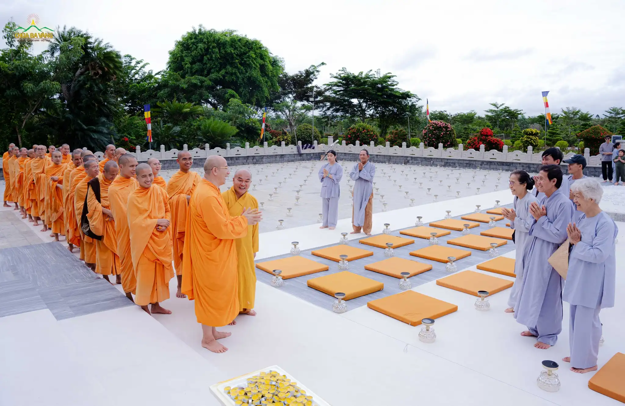 Các Phật tử tại Thiền viện Trúc Lâm Chánh Giác vui mừng xá chào Sư Phụ Thích Trúc Thái Minh cùng chư Tăng chùa Ba Vàng