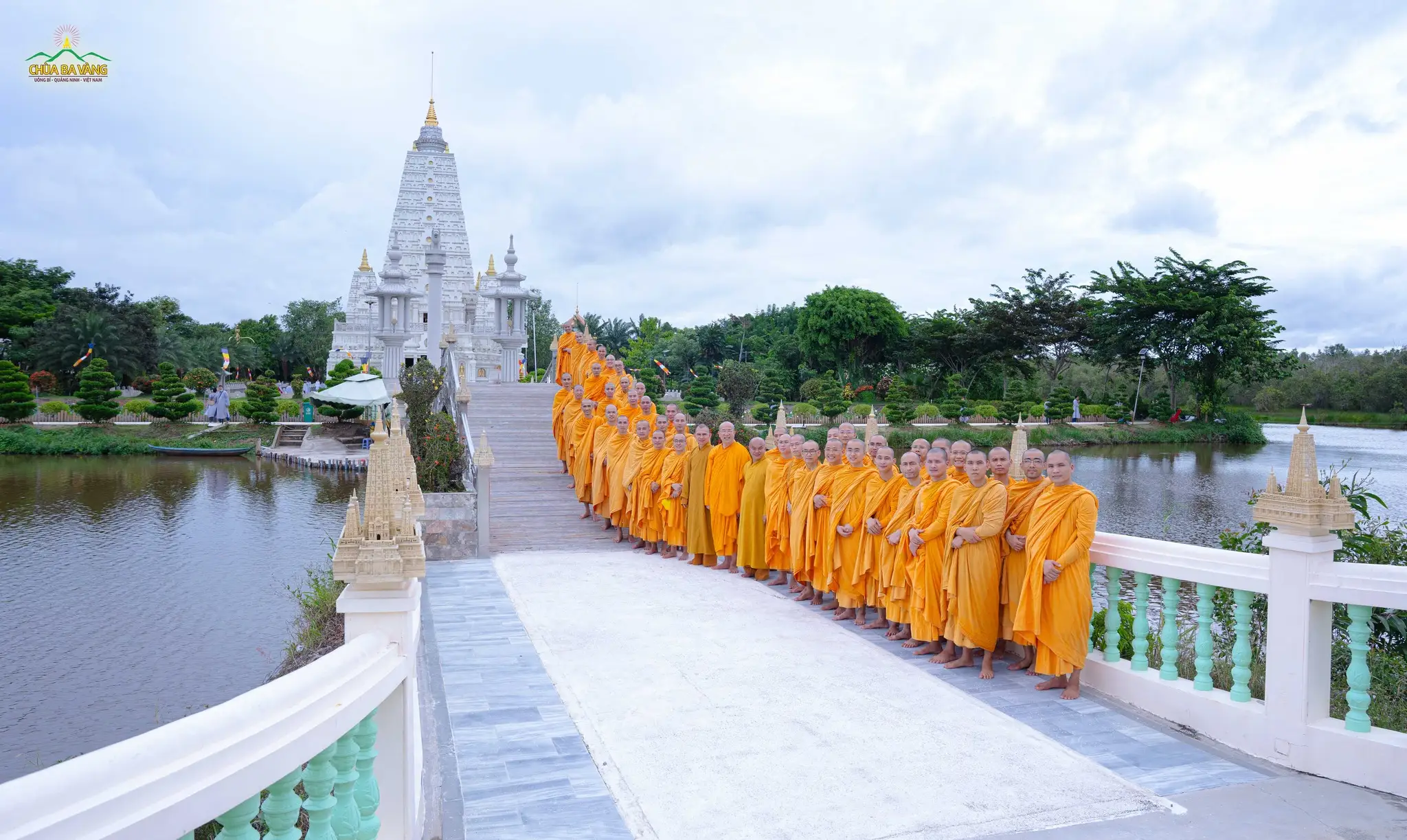 Đoàn chụp ảnh lưu niệm trong khuôn viên Thiền viện Trúc Lâm Chánh Giác