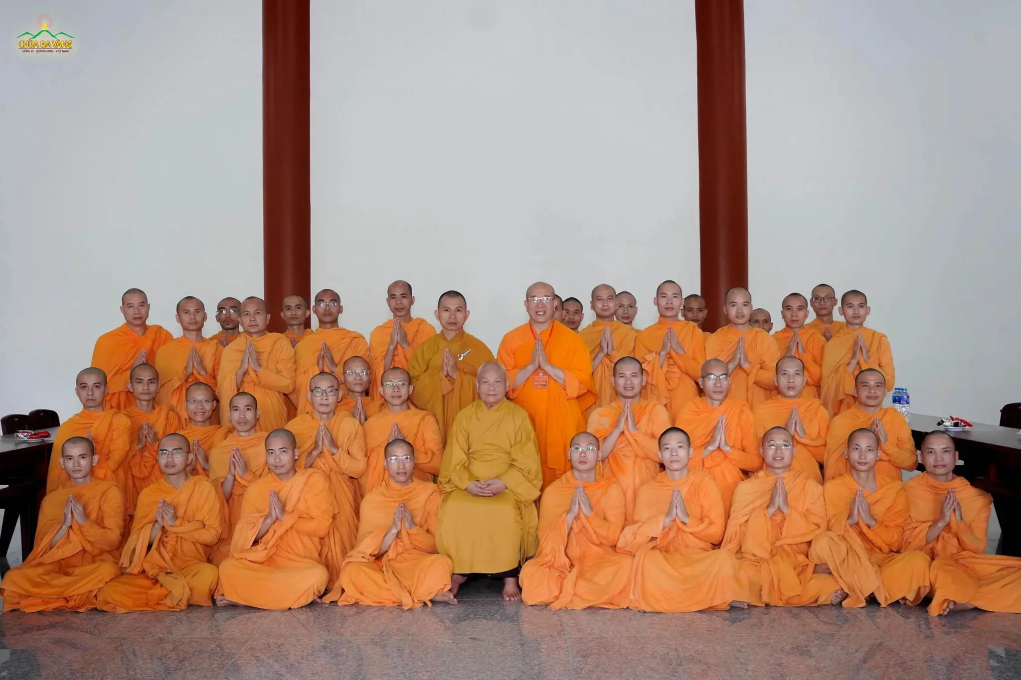 Đoàn chư Tăng chùa Ba Vàng cùng Thầy Thích Trúc Thái Thành chụp ảnh lưu niệm bên Hòa Thượng Thích Thiện Nhơn