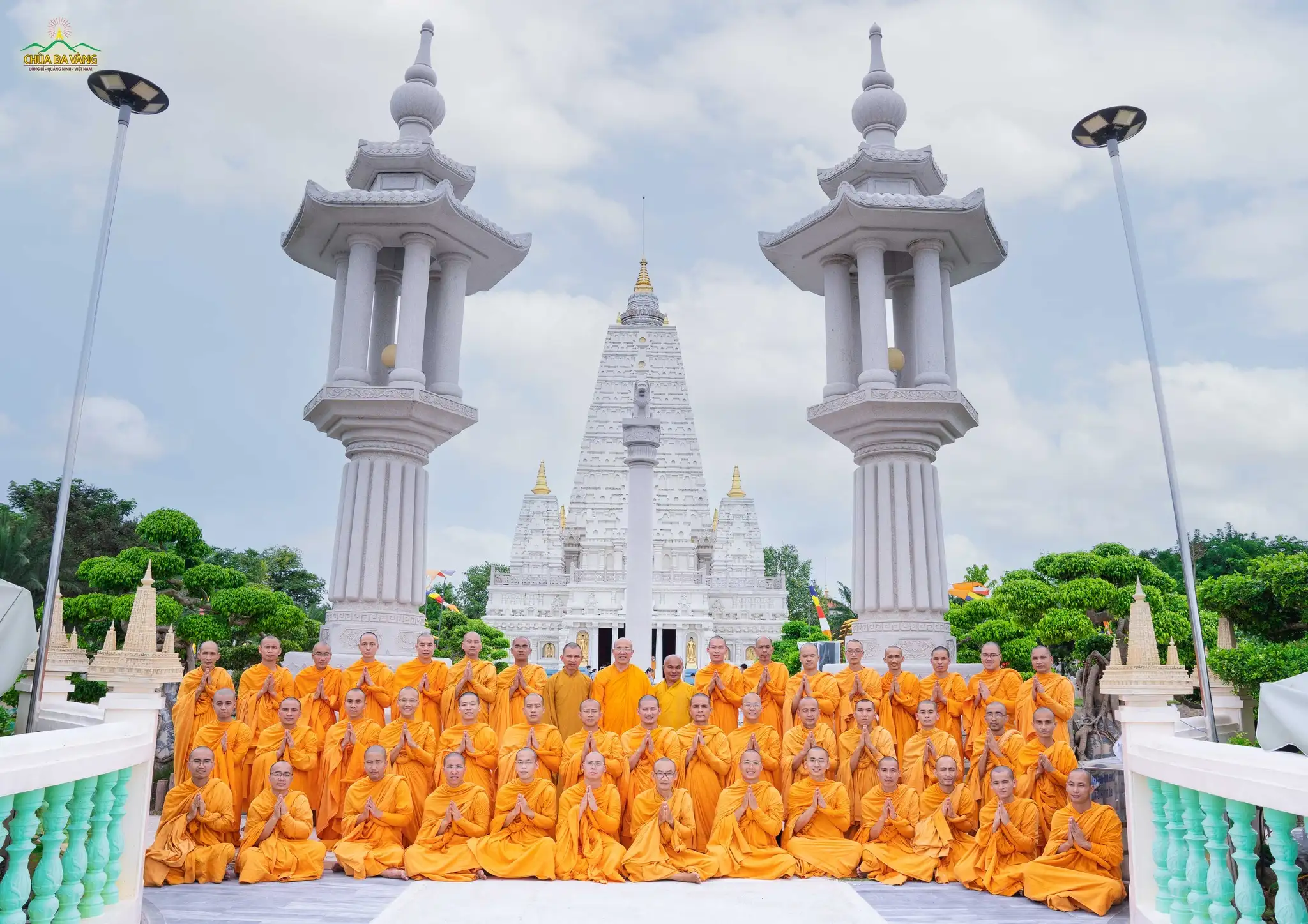 Đoàn chụp ảnh lưu niệm tại bảo tháp chính trong quần thể Tứ động tâm, Thiền viện Trúc Lâm Chánh Giác
