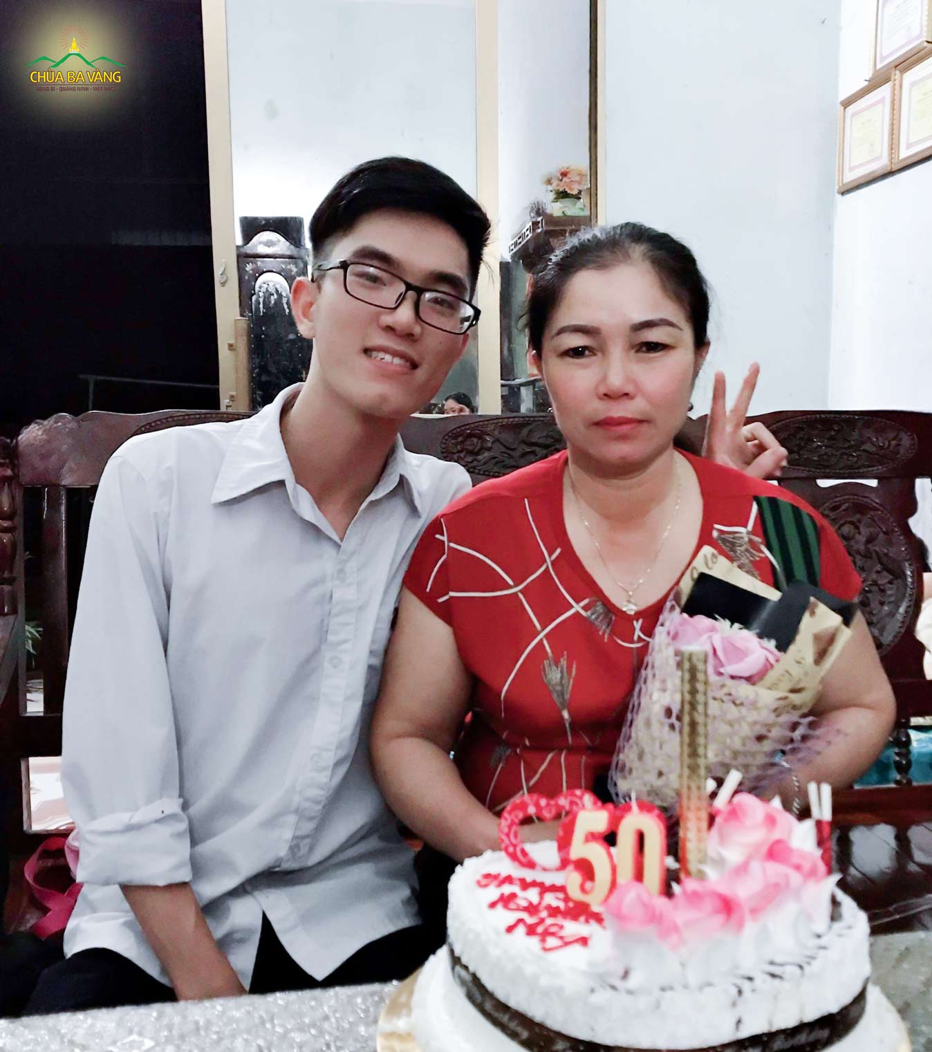 Hình ảnh Vượng chụp cùng mẹ nhân dịp sinh nhật lần thứ 50 của mẹ