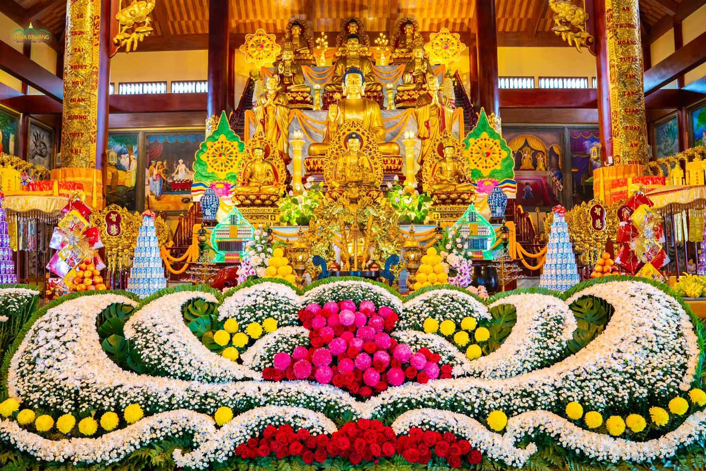 Ban thờ Tam Bảo tại chùa Ba Vàng
