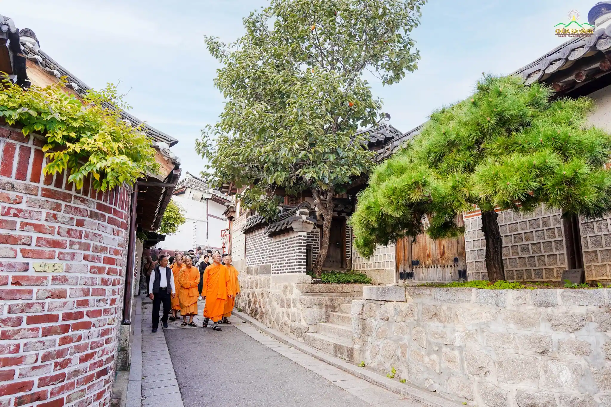 Làng cổ Bukchon Hanok là nơi bảo tồn nguyên vẹn hàng trăm ngôi nhà hanok truyền thống của Hàn Quốc, có niên đại từ triều đại Joseon