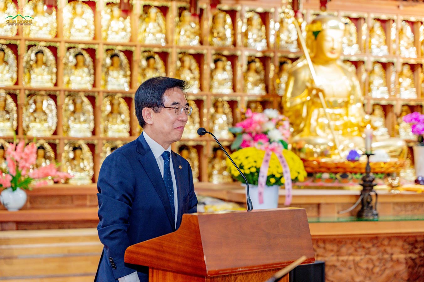 Ông Jeong Il-young phát biểu trong buổi giảng Pháp của Thầy tại chùa Hưng Luân