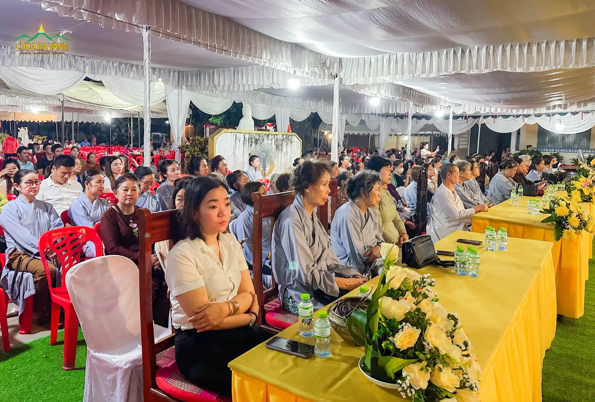 Buổi chia sẻ có sự tham dự của hơn 1.000 người Phật tử cũng như nhân dân của hai nước Việt Nam, Lào