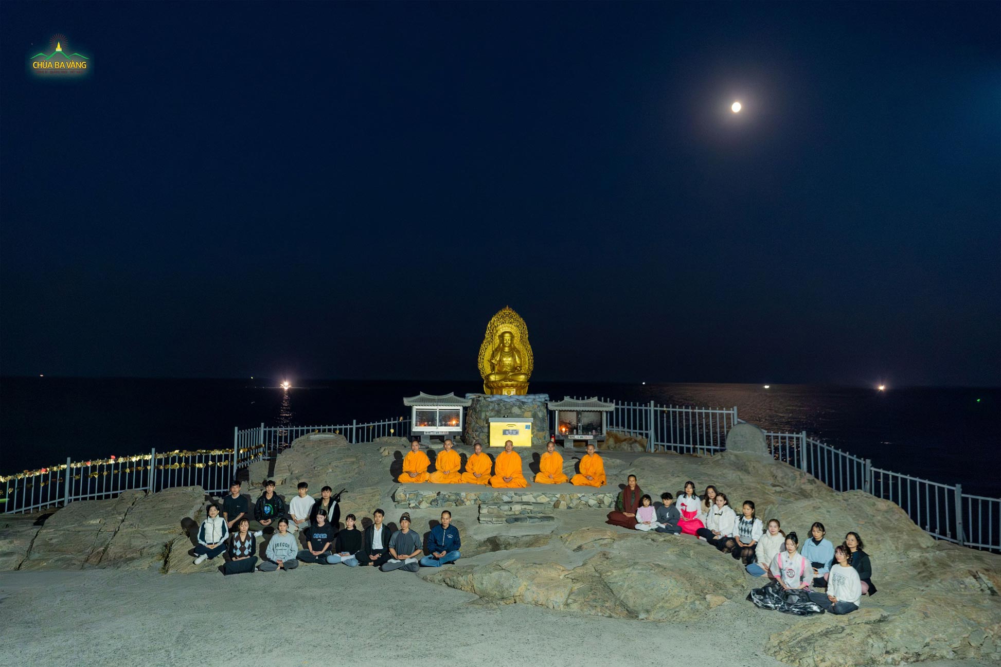 Tại chùa Đông Hải Long Cung, trăng trên trời tỏa sáng, sóng dưới biển rì rào, Sư Phụ cùng chư Tăng, Phật tử tọa thiền. Khung cảnh thật bình yên!