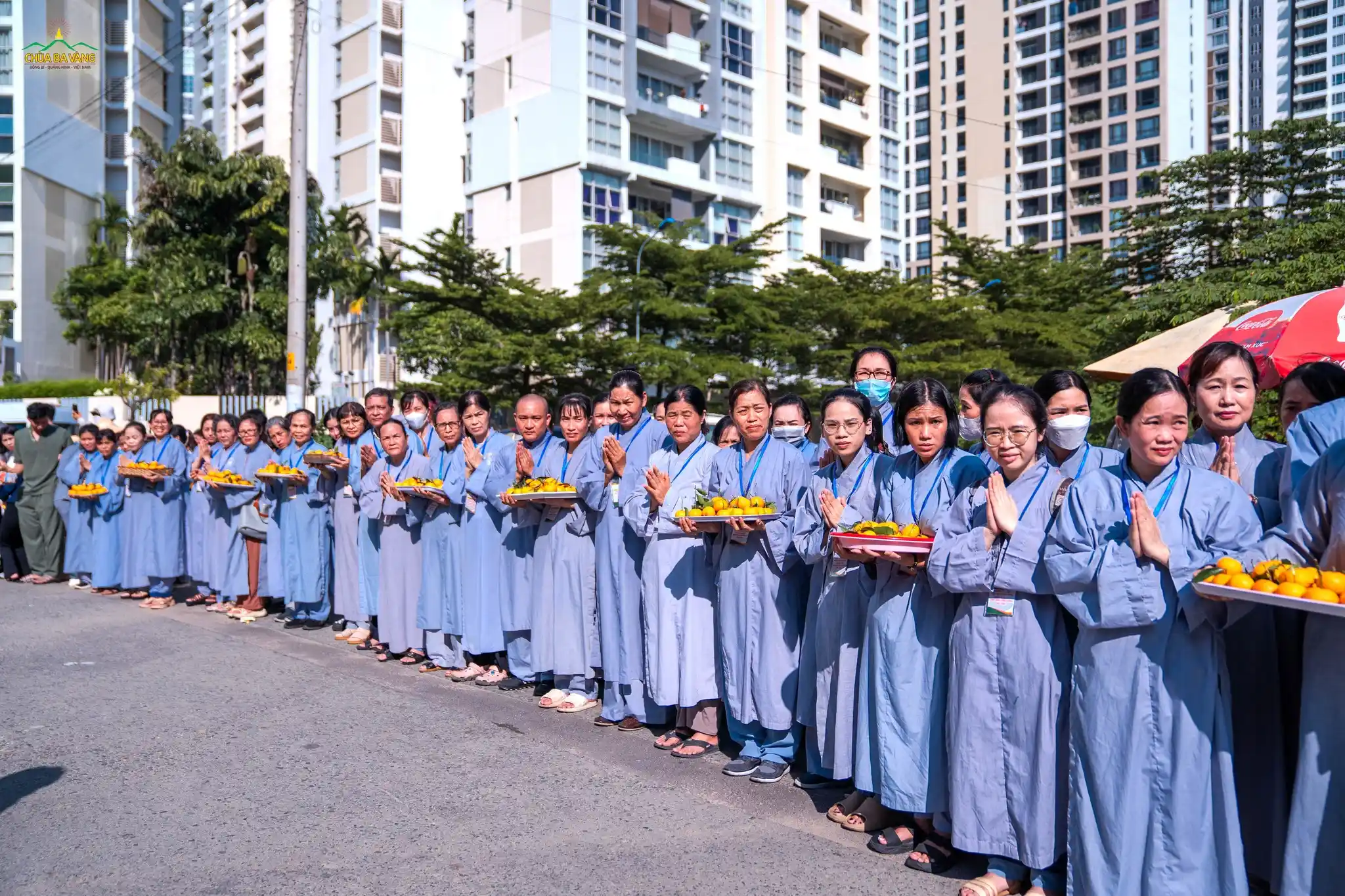 Các Phật tử chùa Ba Vàng khu vực miền Nam tham gia buổi lễ cúng dường