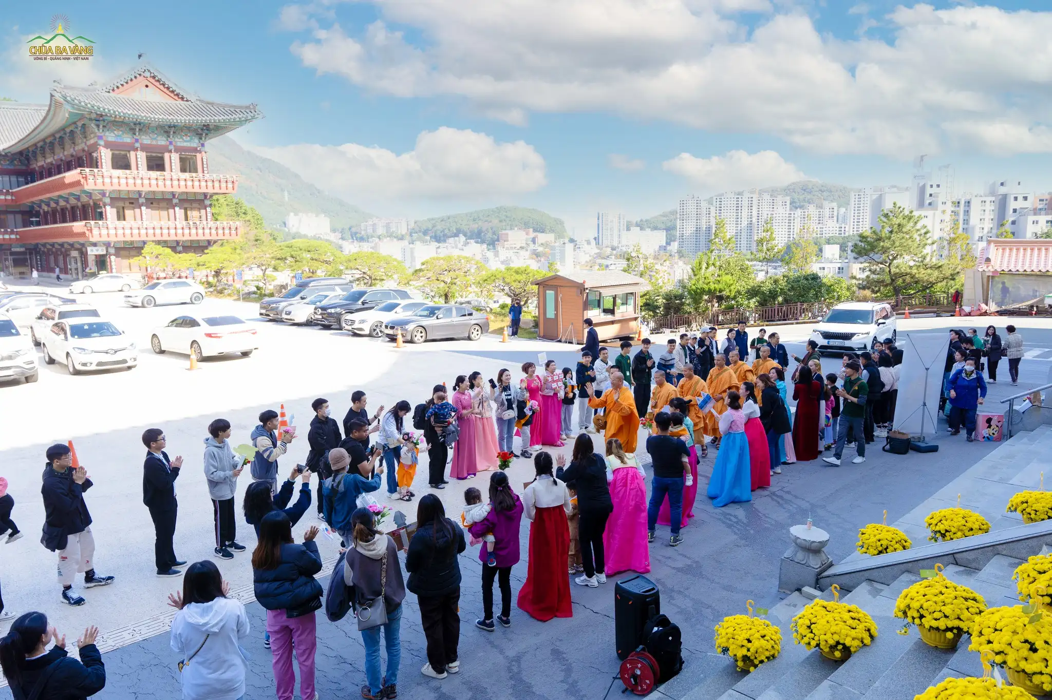 Đông đảo người dân, Phật tử đã đến chào mừng đoàn Sư Phụ cùng chư Tăng đến giảng Pháp tại chùa Tam Quang, Busan, Hàn Quốc