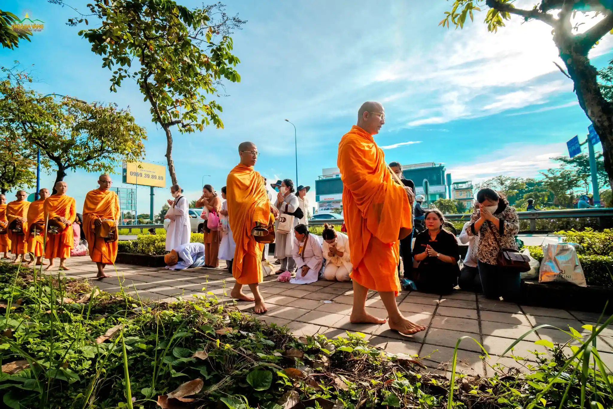 Nhân dân, Phật tử quỳ bên đường đảnh lễ và xá chào Sư Phụ cùng chư Tăng