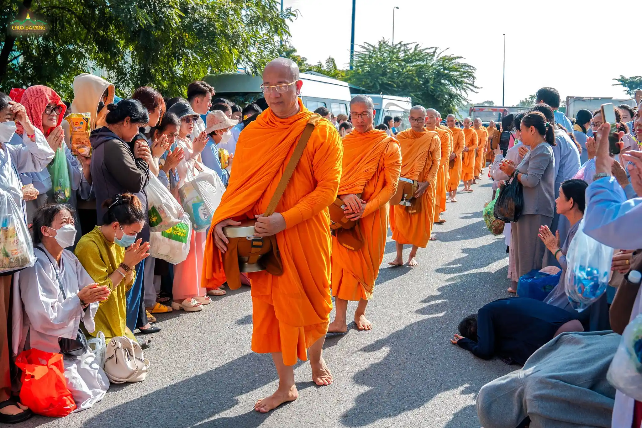 Phật tử bày tỏ lòng cung kính trước Sư Phụ cùng chư Tăng