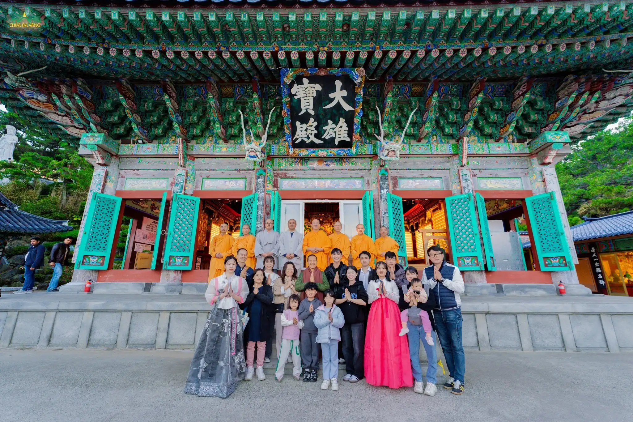 Trước buổi chia sẻ Pháp cho các Phật tử ở chùa Đông Hải Long Cung (Busan, Hàn Quốc), Sư Phụ cùng chư Tăng và các Phật tử đã vấn an quý Thầy ở chùa Đông Hải Long Cung