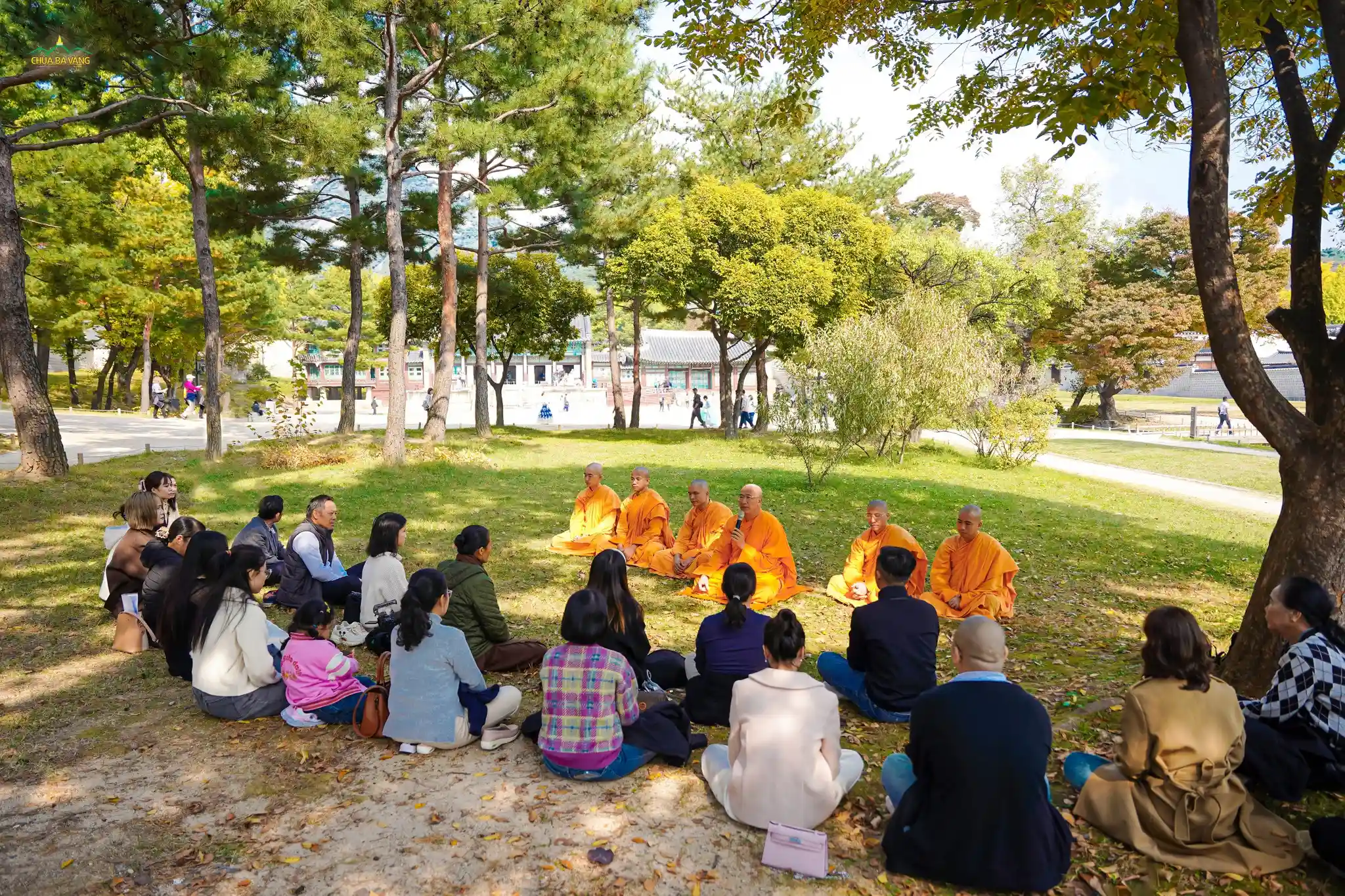 Tại cung điện Gyeongbokgung của Hàn Quốc, Sư Phụ căn dặn các Phật tử làm thiện trong tâm Bồ đề từ bài học về đời sống của những người sống trong hoàng cung thuở xưa