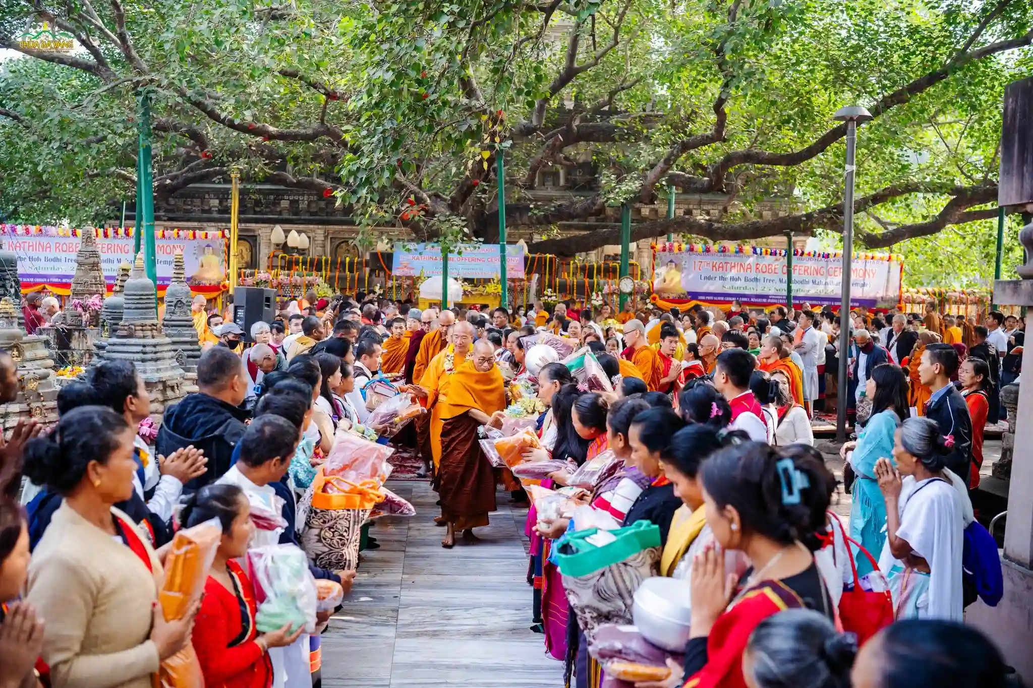 Phật tử, người dân xếp hàng 2 bên đường cúng dường chư Tôn đức Tăng