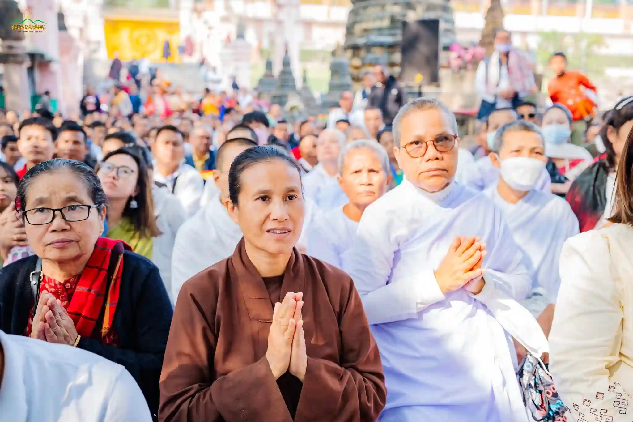 Phật tử Phạm Thị Yến - Chủ nhiệm CLB Cúc Vàng - Tập Tu Lục Hòa tham dự lễ Dâng y Kathina