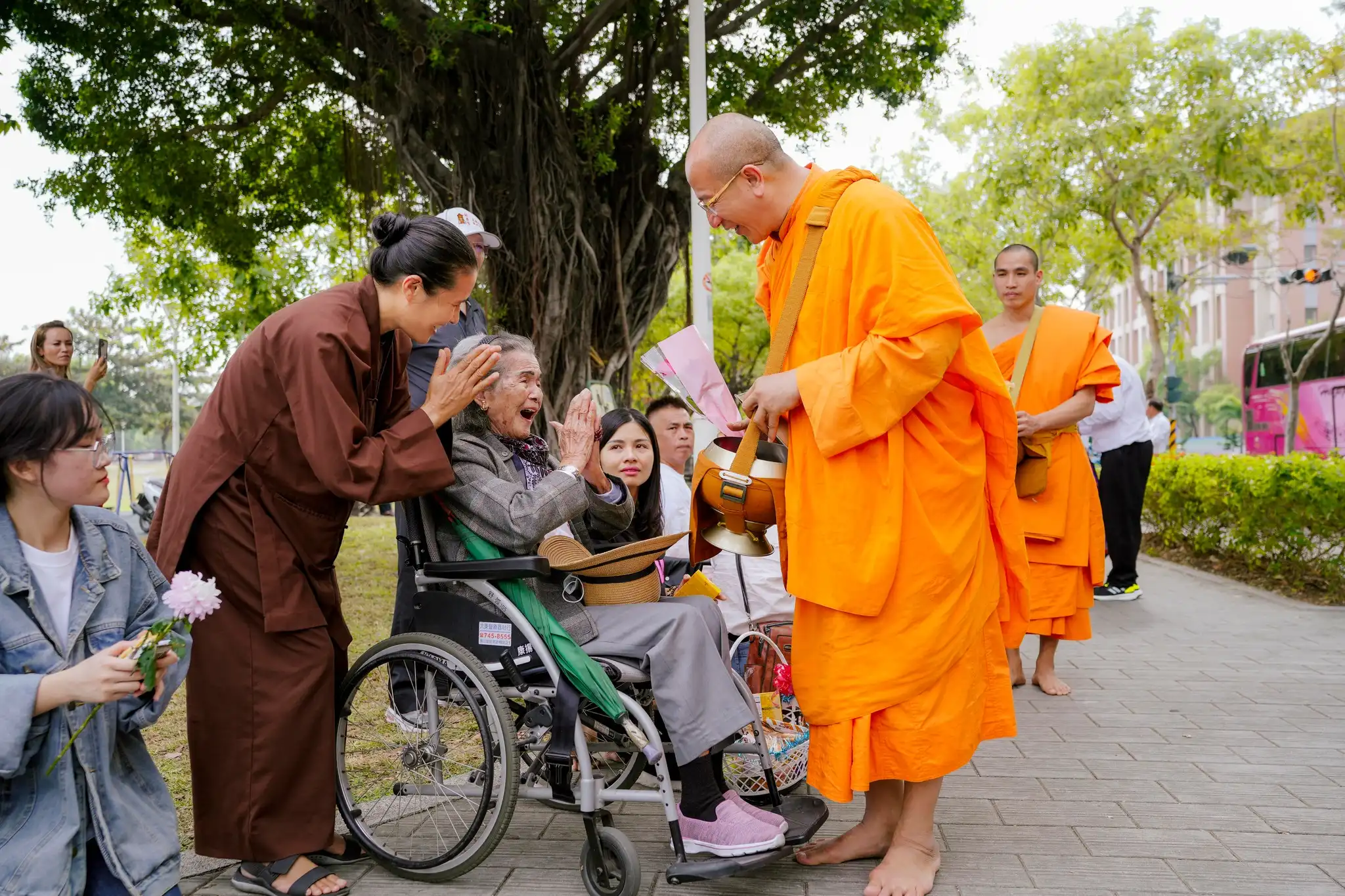 Phật tử Phạm Thị Yến - Chủ nhiệm CLB Cúc Vàng hướng dẫn cụ bà người Đài Loan chắp tay xá chào Sư Phụ