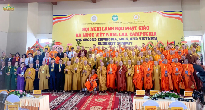 Chư Tôn đức giáo phẩm Trung ương Giáo hội Phật giáo 3 nước Việt Nam, Lào, Campuchia cùng quý vị đại biểu chụp ảnh lưu niệm