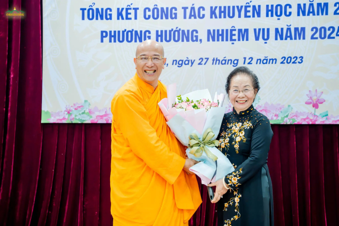 Giáo sư, Tiến sĩ Nguyễn Thị Doan tặng hoa chúc mừng Thầy Thích Trúc Thái Minh