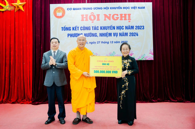 Sư Phụ thay mặt Tăng Ni, Phật tử chùa Ba Vàng ủng hộ Chương trình Nhân tài Đất Việt 500 triệu đồng