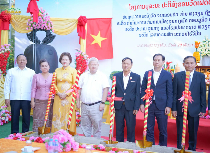 Các đại biểu Việt Nam - Lào thực hiện nghi lễ động thổ