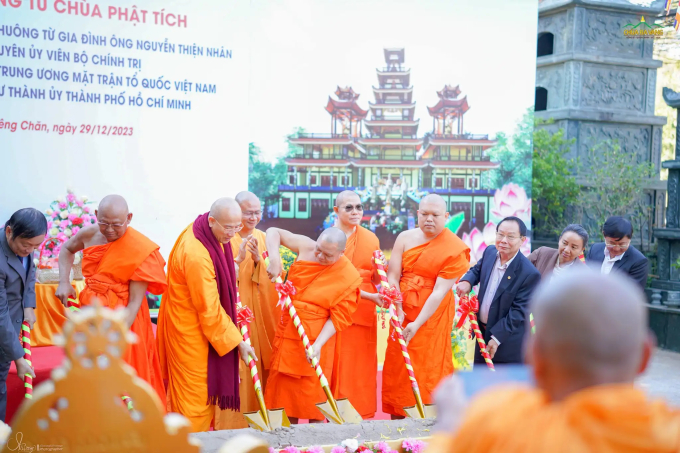 Chư Tôn đức Tăng Phật giáo Việt Nam, Phật giáo Lào cùng các đại biểu thực hiện nghi lễ động thổ