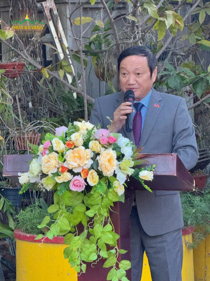Phát biểu tại buổi lễ, ông Nguyễn Bá Hùng - Đại sứ Việt Nam tại Lào cho biết, chùa Phật Tích không chỉ là nơi tu tập của chư Tăng Ni, mà còn là một trong những địa điểm sinh hoạt văn hóa, giáo dục, đạo đức và tâm linh của đông đảo cộng đồng người Việt Nam tại Lào, là nơi đoàn kết bà con cùng hướng về Tổ quốc thân yêu