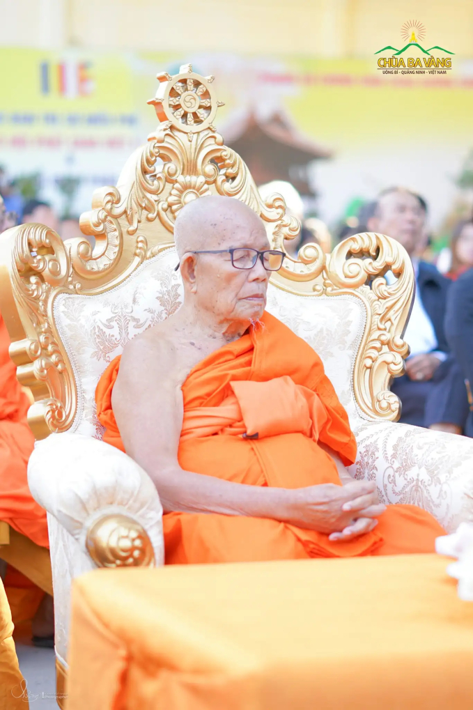 Trưởng lão Hòa thượng Maha Bounma Simmaphom - Chủ tịch Trung ương Liên minh Phật giáo Lào chứng minh buổi lễ