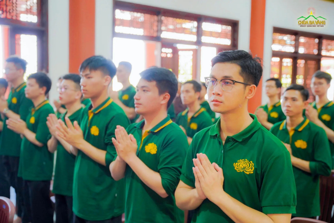 Các Phật tử trẻ chùa Ba Vàng tham dự buổi lễ