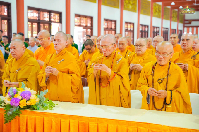 Chư vị Hòa thượng dâng hương tưởng niệm đức Tổ sư Linh Nhạc Phật Ý