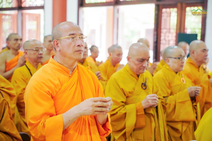 Thầy Thích Trúc Thái Minh dâng hương tưởng niệm Tổ sư Linh Nhạc Phật Ý