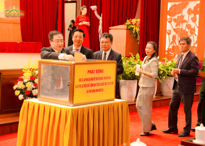 Các vị lãnh đạo tỉnh Quảng Ninh tham gia ủng hộ tại lễ phát động