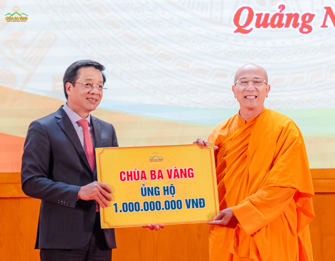 Sư Phụ Thích Trúc Thái Minh thay mặt Tăng Ni, Phật tử chùa Ba Vàng ủng hộ 1 tỷ đồng