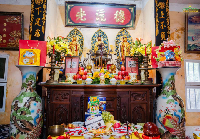 Ban thờ Phật được bày trí trang nghiêm