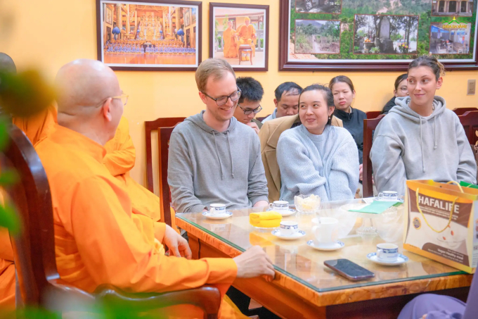 Bạn Linh (ở giữa) đã du học tại Đức 8 năm cùng bạn trai là người Đức trở về thăm chùa, thăm Sư Phụ