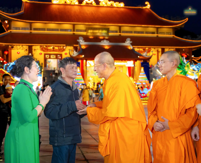Phật tử xa xứ Đài Loan cùng chồng là người Đài Loan vui mừng khi được gặp Sư Phụ