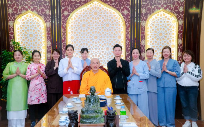 Phật tử xa xứ Đài Loan (ở bên trái Sư Phụ) cùng các Phật tử vui mừng chụp ảnh lưu niệm cùng Sư Phụ