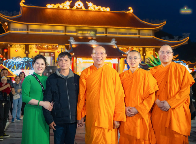 Sư Phụ cùng chư Tăng chụp ảnh cùng gia đình Phật tử xa xứ Đài Loan